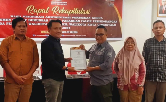 Bawaslu Kota Gorontalo melalui komisionernya Sukrin Saleh Taib, dan Anggota Bawaslu Kota Gorontalo Herlina Antu saat menerima Berita Acara rekapitulasi hasil verifikasi administrasi perbaikan kedua dokumen syarat dukungan bakal pasangan calon perseorangan pada Pemilihan Walikota dan Wakil Walikota Kota Gorontalo, bertempat di Aston Hotel Kota Gorontalo pada Sabtu (27/7)  