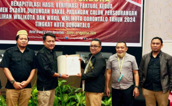 Penyerahan Berita Acara oleh Ketua KPU Kota Gorontalo kepada Ketua Bawaslu Kota Gorontalo bertempat di Grand-Q Hotel Kota Gorontalo