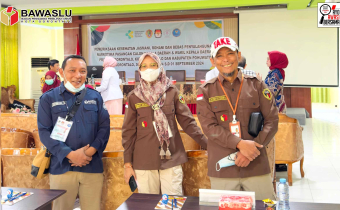 Anggota Bawaslu Kota Gorontalo Erman Katili (Kanan Foto) bersama Bawaslu Provinsi Gorontalo saat melakukan pengawasan tahapan pemeriksaan kesehatan bagi bakal pasangan calon kepala daerah serentak tahun 2024 bertempat di R.S Aloe Saboe Kota Gorontalo, (31/8/2024)