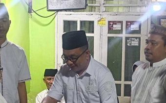 Ketua Bawaslu Kota Gorontalo Sukrin Saleh Taib saat menyerahkan Santuan Kematian pada ahli waris panwas Kelurahan Bulotadaa Timur Almarhumah Linda Biludi. bertempat di rumah duka Jl. Balkin Kelurahan Molosipat U Kecamatan Sipatana, Kamis, (15/8/2024).