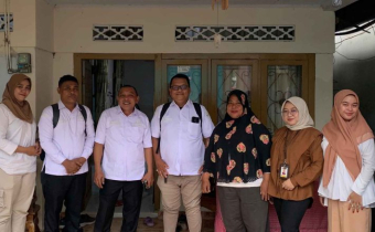 Anggota Bawaslu Kota Gorontalo Erman Katili saat melakukan supervisi di panwas Kecamatan Kota Selatan terkait dengan pengawasan rekap DPHP tingkat Kecamatan pada Rabu (7/8)