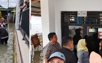 Anggota Bawaslu kota Gorontalo Herlina Antu bersama jajaran Panwas Kecamatan Kota Barat saat melakukan Uji Petik di wilayah terdampak banjir pada Selasa (23/7)