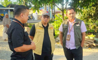 Ketua Bawaslu Kota Gorontalo Sukrin Saleh Taib (Tengah) bersama staf Sekretariat Bawaslu Kota Gorontalo saat melakukan pengawasan verifikasi faktual dokumen syarat dukungan bakal pasangan calon perseorangan pada Pilkada serentak 2024