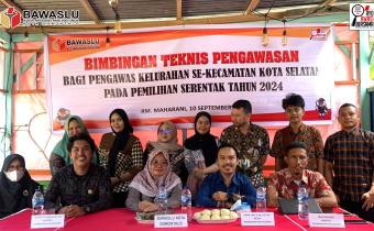 Foto Bersama Herlina Antu Bersama jajaran Panwas kecamatan Kota selatan dalam kegiatan bimbingan teknis bagi Panwas kelurahan yang diselenggarakan oleh Panwas kecamatan Kota Selatan bertempat di  R.M Maharani Kelurahan Tenda Kecamatan Hulonthalangi, Selasa (10/9/2024)