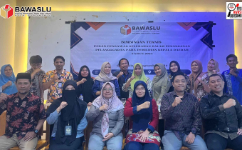 Foto bersama Anggota Bawaslu Kota Gorontalo Herlina Antu bersama jajaran Panwas Kecamatan dan Panwas Kelurahan se-Kecamatan Kota Tengah dalam kegiatan bimbingan teknis bagi Panwas kelurahan yang diselenggarakan oleh Panwas Kecamatan Kota Tengah, bertempat di R.M Pojok Rasa Kota Utara, Selasa (10/9/2024)