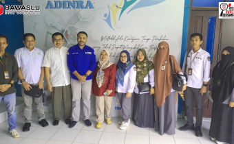 Anggota Bawaslu Kota Gorontalo Herlina Antu (tengah) lakukan pengawasan faktual verifikasi adminstrasi bakal pasangan calon Wali Kota dan Wakil Walikota Kota Gorontalo yang dilakukan oleh KPU Kota Gorontalo pada Senin (2/9/2024)