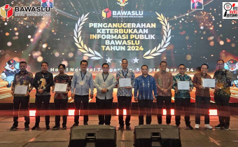 Ketua Bawaslu Kota Gorontalo Sukrin Saleh Taib saat menerima penghargaan keterbukaan informasi publik oleh Bawaslu RI bertempat di Novotel Hotel tangerang pada Kamis (5/9/2024)