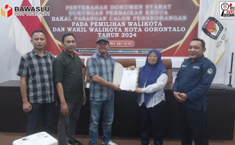 Anggota Bawaslu Kota Gorontalo Erman Katili dan Herlina Antu lakukan pengawasan secara melekat tahapan penyerahan hasil verifikasi administrasi syarat calon kepada LO/Bapaslon Walikota dan Wakil Walikota Kota Gorontalo bertempat di KPU Kota Gorontalo pada Kamis (5/9/2024).
