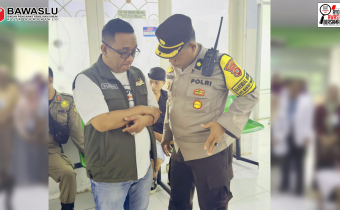 Ketua Bawaslu Kota Gorontalo Sukrin Saleh Taib saat melakukan koordinasi bersama unsur kepolisian terhadap tahapan pemeriksaan kesehatan bagi Pasangan Calon kepala daerah bertempat di R.S Aloe Saboe, Minggu (1/9/2024)