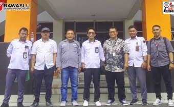 Bawaslu Kota Gorontalo awasi pelaksanaan klarifikasi ijazah dokumen bakal pasangan calon bertempat di Manado Sulawesi Utara pada Senin (2/9/2024)
