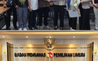 Bawaslu Kota Gorontalo ketika menyerahkan Laporan Evaluasi Program Jumat Sehati dan Jumpa Berlian Kepada Bawaslu RI